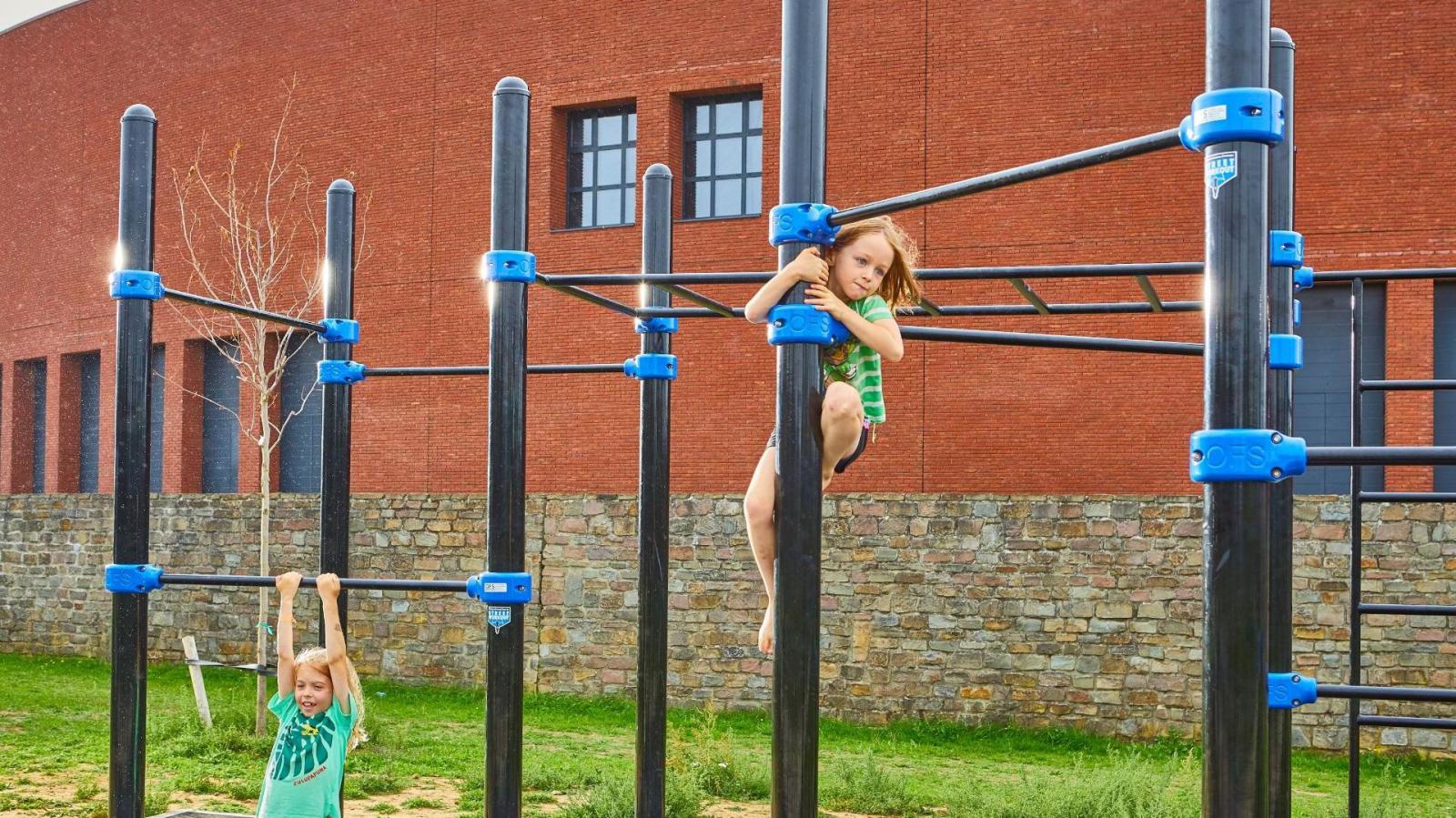 Les enfants dans le parc de fitness