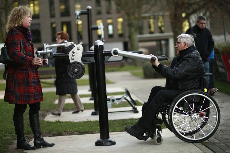 Mevrouw en meneer aan fitness toestel met rolstoel
